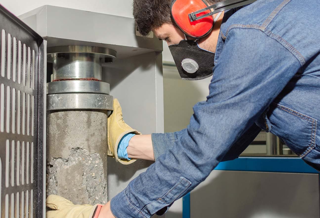 En Geoensayos realizamos ensayos de laboratorio que permiten comprobar la resistencia, trabajabilidad y durabilidad del concreto.